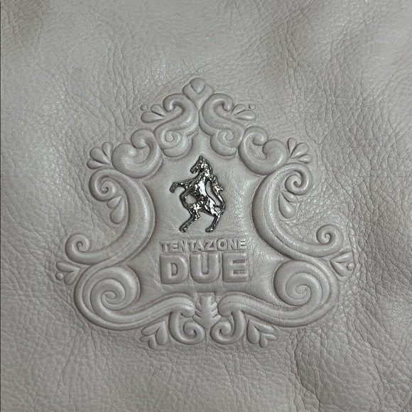 Tentazione Due Leather Shoulder Bag - Picture 15 of 17